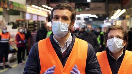 Casado reclama a Sánchez desde Mercamadrid que los trabajadores esenciales cobren el salario bruto