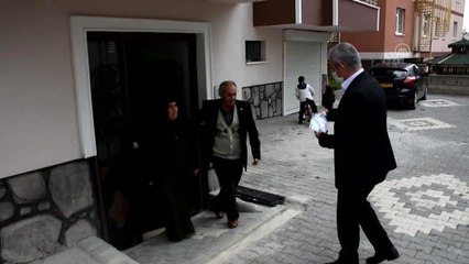 Şehit oğlunun kabrini özel izinle ziyaret etti