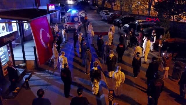 CERRAHPAŞA TIP FAKÜLTESİ ÇALIŞANLARI BAYRAK AÇARAK İSTİKLAL MARŞI OKUDU