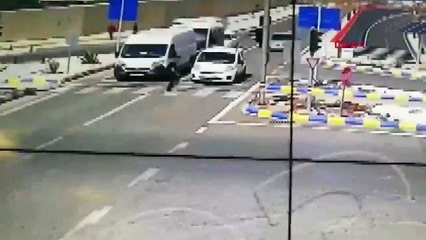 Kırmızı ışıkta durmayan sürücünün yaya çarptığı anlar...