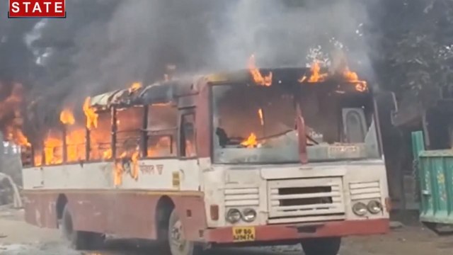 UP: संभल में CAA का विरोध कर रहे उपद्रवियों ने बस में लगाई आग, समाजवादी पार्टी के विरोध प्रदर्शन के दौरान हुआ उग्र हंगामा