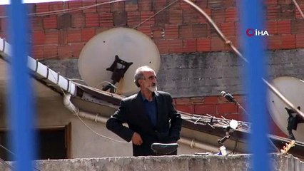 Karantina altındaki sokakta çatıya çıktı: Önce söz yazdı, sonra saz çaldı