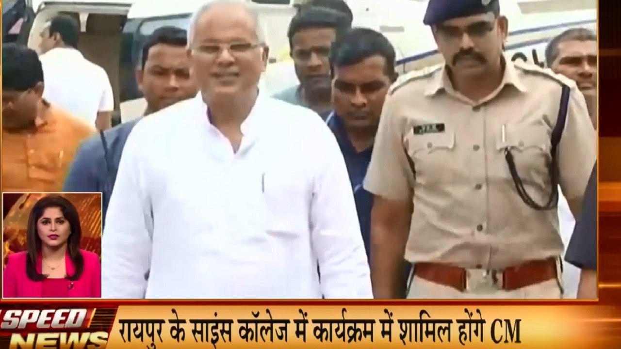 MP: CM भूपेश बघेल साइंस कॉलेज के छात्रों को बां...