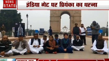 इंडिया गेट पर कांग्रेस महासचिव प्रियंका गांधी का धरना, जामिया में छात्रों पर पुलिस कार्रवाई से नाराज
