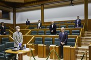 Minuto de silencio del Parlamento Vasco por las víctimas del coronavirus