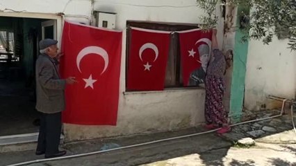 88 yaşındaki Halit Dede İstiklal Marşı'nın on kıtasını da ezbere okuyarak bayram kutladı