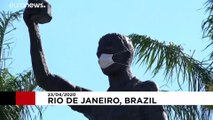 Памятники в масках - в Бразилии борются с COVID-19