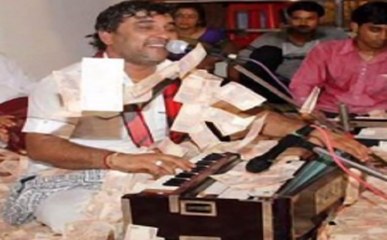 लोक संगीत के कार्यक्रम में लुटाए गए लाखों रुपये