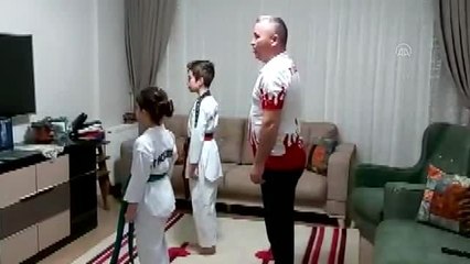 Tekvando antrenörü, Kovid-19 nedeniyle evde online antrenman yaptırıyor