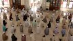 Pakistan'da cemaat cuma namazında sosyal mesafe kuralına uydu