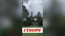 Séance de jongles dans le jardin pour Enzo Zidane - Foot - WTF