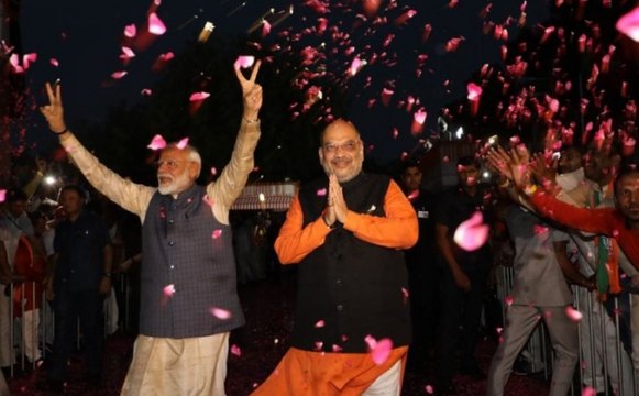 पहली बार BJP पहुंची 300 के पार, देखिए सियासत में मोदी के संघर्ष की कहानी