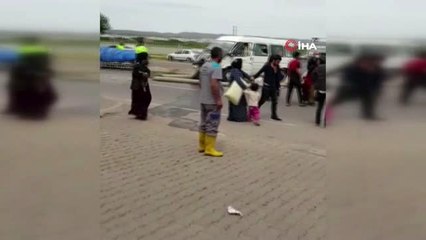 Tarım işçilerini taşıyan minibüs elektrik direğine çarptı: 2 yaralı