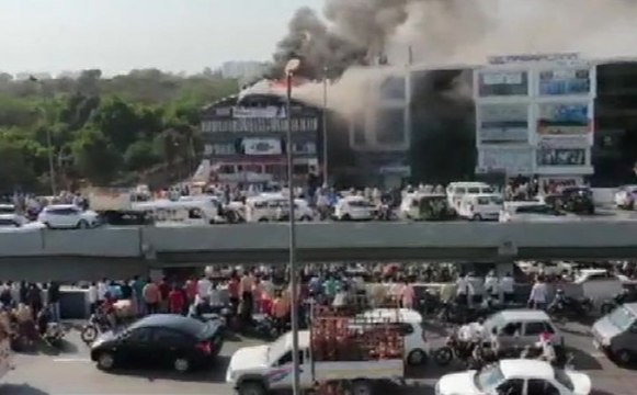 सूरत के कोचिंग सेंटर में लगी भीषण आग, जान बचाने के लिए चौथी मंजिल से कूदे बच्चे