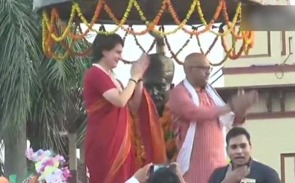 लोकसभा चुनाव 2019: प्रियंका गांधी का का वाराणसी में रोडशो, उमड़ी भीड़