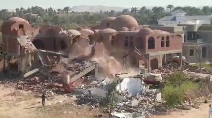 الجيزة تزيل كمباوند فيلات مخالف في أبو رواش