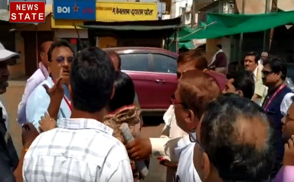 Madhya pradesh : वोटिंग के दौरान पूर्व बीजेपी नेता और कांग्रेस नेता के बीच नोंकझोंक