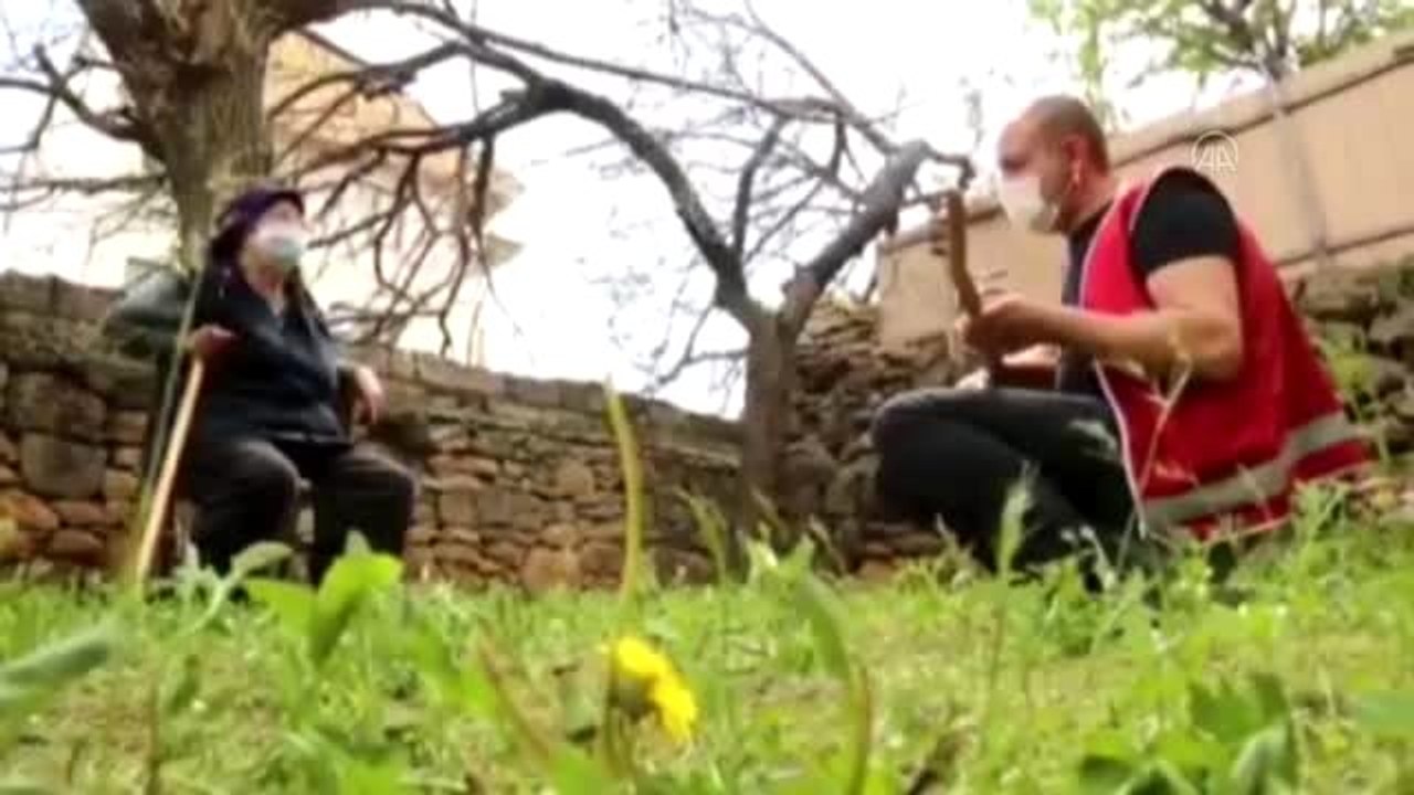 Vefa ekibi evinden çıkamayan yaşlılara saz çaldı türkü söyledi