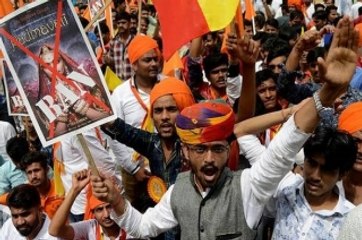 करणी सेना समर्थकों ने थियेटर टिकट काउंटर में लगाई आग