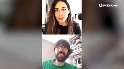 En la biblioteca de Quique Peinado, con Mónica Zas