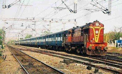 कश्मीरी युवक का ट्रेन की पटरियों पर स्टंट, वीडियो हुआ वायरल