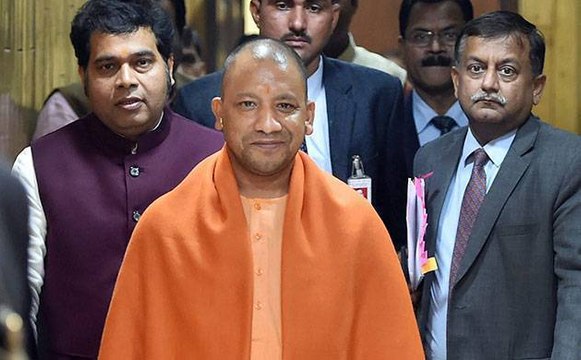 CM योगी आदित्यनाथ ने बाबा गोरखनाथ को चढ़ाई खिचड़ी