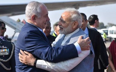 इजरायली पीएम नेतन्याहू का गले लगाकर मोदी ने किया स्वागत