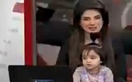 पाकिस्तान: एंकर ने लाइव टीवी पर अपनी बेटी के साथ की एंकरिंग