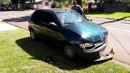 Carros batem em cruzamento no Bairro Periolo