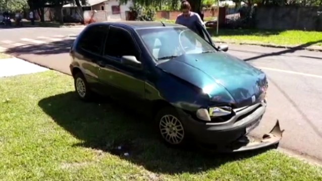 Carros batem em cruzamento no Bairro Periolo