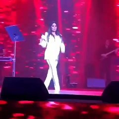 Elissa Kissing All Her Fans.