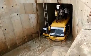 राजस्थान: सीकर में अंडरपास में फंसी रही स्कूल बस, सीढ़ी की मदद से रेस्क्यू