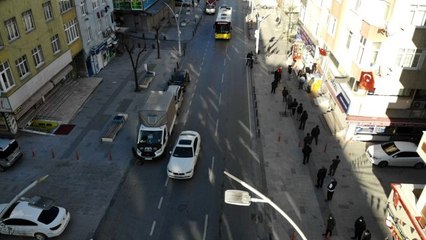 İstanbul'da sosyal mesafeleri Ramazan pidesi kuyruğu havadan görüntülendi