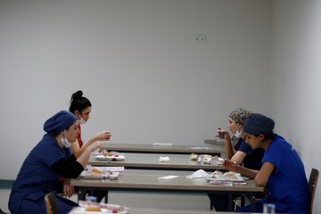 Saat  Tenaga Medis Turki Makan Sahur Bersama