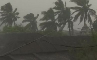 चक्रवाती तूफान 'तितली' के आज ओडिशा पहुंचा, देखें वीडियो