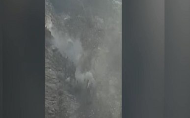 उत्तराखंड में भारी बारिश के बाद हुआ भूस्खलन, देखें वीडियो