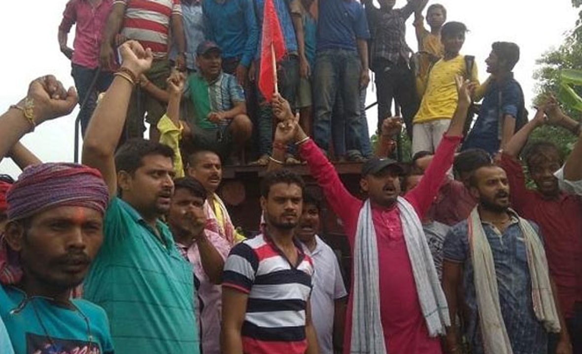 SC/ST एक्ट के खिलाफ सवर्ण संगठनों का भारत बंद, कई जगहों पर रोकी रेल
