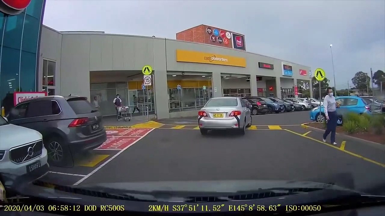 Après s’être envolé, le ticket de caisse de cet homme s’est envolé puis est revenu dans le chariot, on aurait cru Harry Potter.