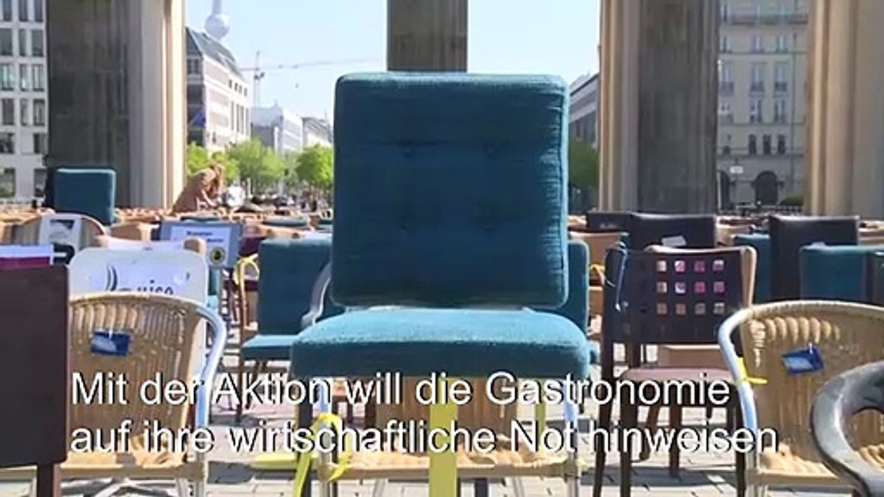 Gastro-branche am boden: leere stühle vor dem brandenburger tor