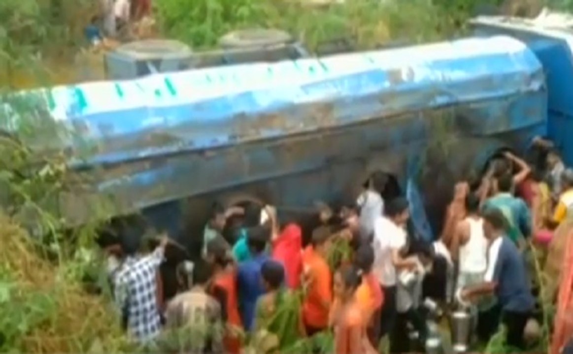 महसाना में पलटा तेल का टैंकर, लोगों ने जमकर लूटा तेल