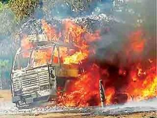 छत्तीसगढ़: दंतेवाड़ा में नक्सलियों ने ट्रक फूंका