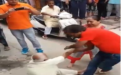 हैवानियत हुई पार, प्रॉपर्टी के लिए बुजुर्ग की सरेआम चप्पलों से पीटा