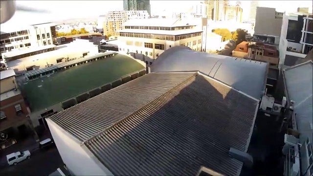 Un drone vient éclater sa fenêtre et finit sur ses genoux