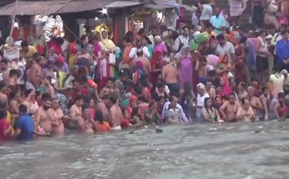 गंगा दशहरा: हरिद्वार-वाराणसी में उमड़ा श्रद्धालुओं का सैलाब