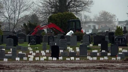 ABD'de koronavirüs nedeniyle hayatını kaybedenler vinç yardımıyla gömülüyor