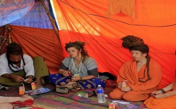 कुंभ में विदेशी भक्तों का संगम, देखें विदेशी श्रद्धालुओं का देसी अवतार