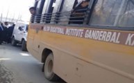 जम्मू-कश्मीर: गणतंत्र दिवस पर पत्थरबाजों की नापाक हरकत, स्कूली बस पर बरसाए पत्थर