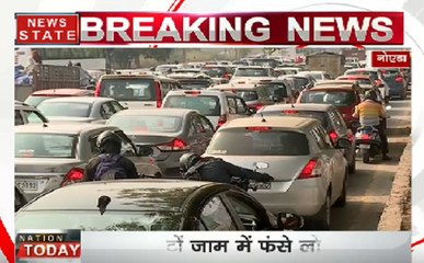 नोएडा में फंसी गाड़ियां, गाड़ियों की रफ्तार पर लगी ब्रेक