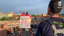 Bomberos animan a los vecinos de Usera (Madrid)