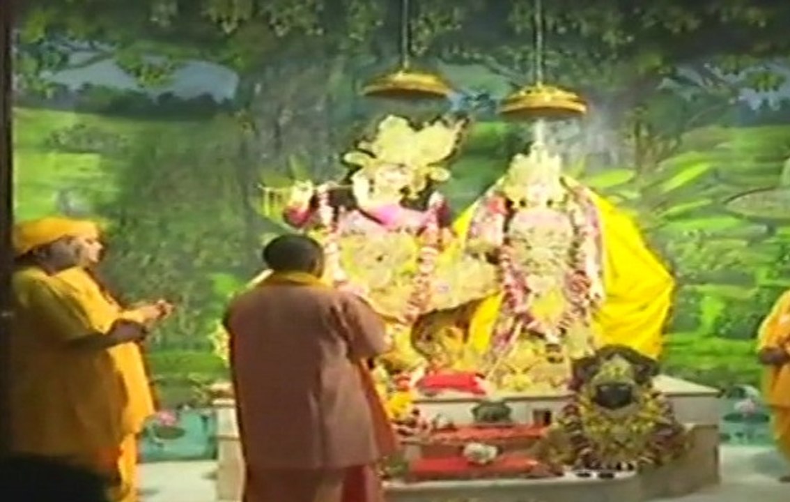 UP सीएम योगी पहुंचे मथुरा, बरसाना में खेली 'लट्ठमार' होली
